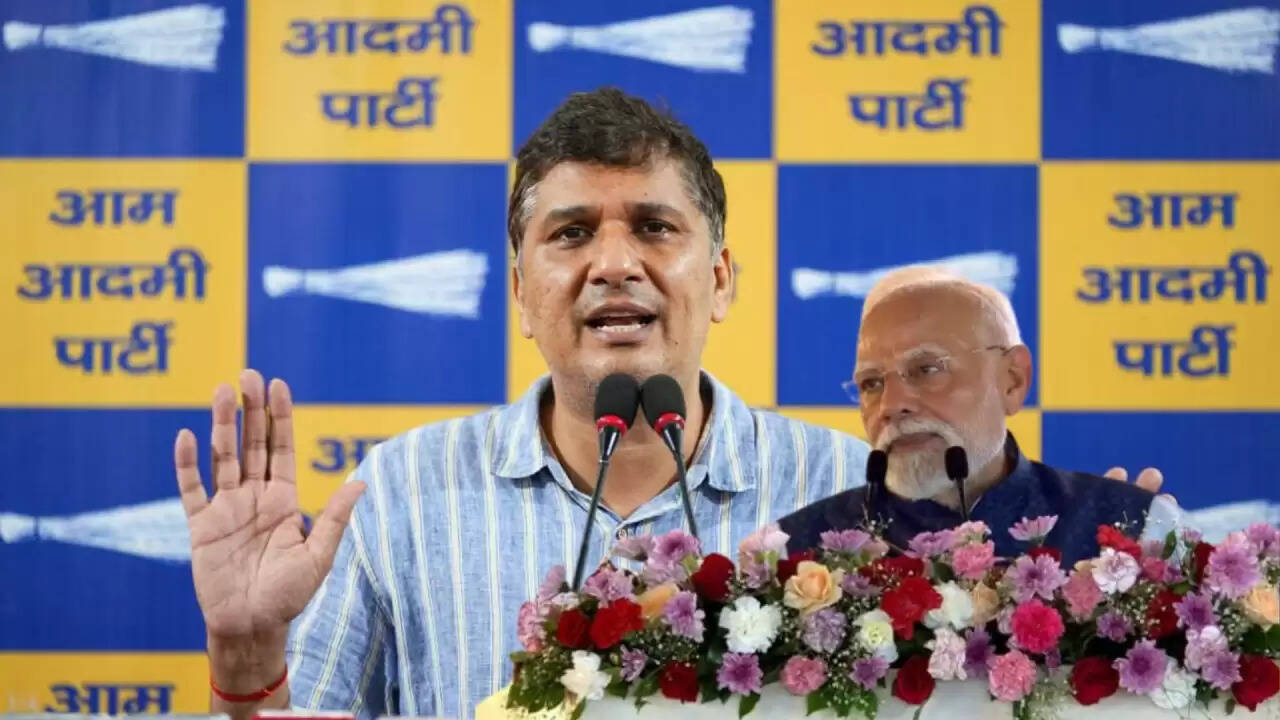 दिल्ली में मोदी की रैली: AAP का आरोप, सरकारी कर्मचारियों को किया जा रहा मजबूर