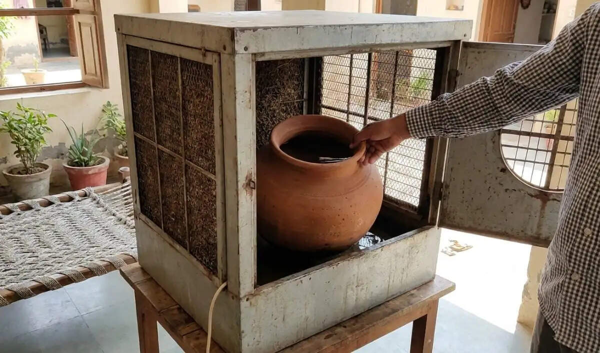 गर्मी में कूलर की ठंडक बढ़ाने के लिए मिट्टी के मटके का जुगाड़: सच या मिथक?