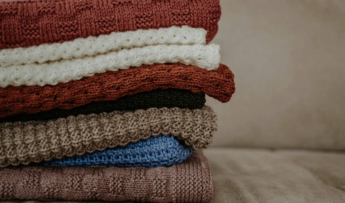 सर्दियों में ऊनी कपड़ों से बदबू हटाने के 7 आसान घरेलू उपाय