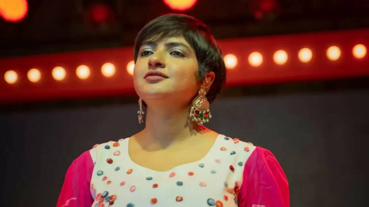 लग्नजीता चक्रवर्ती के लाइव शो में अभद्रता: क्या है पूरा मामला?