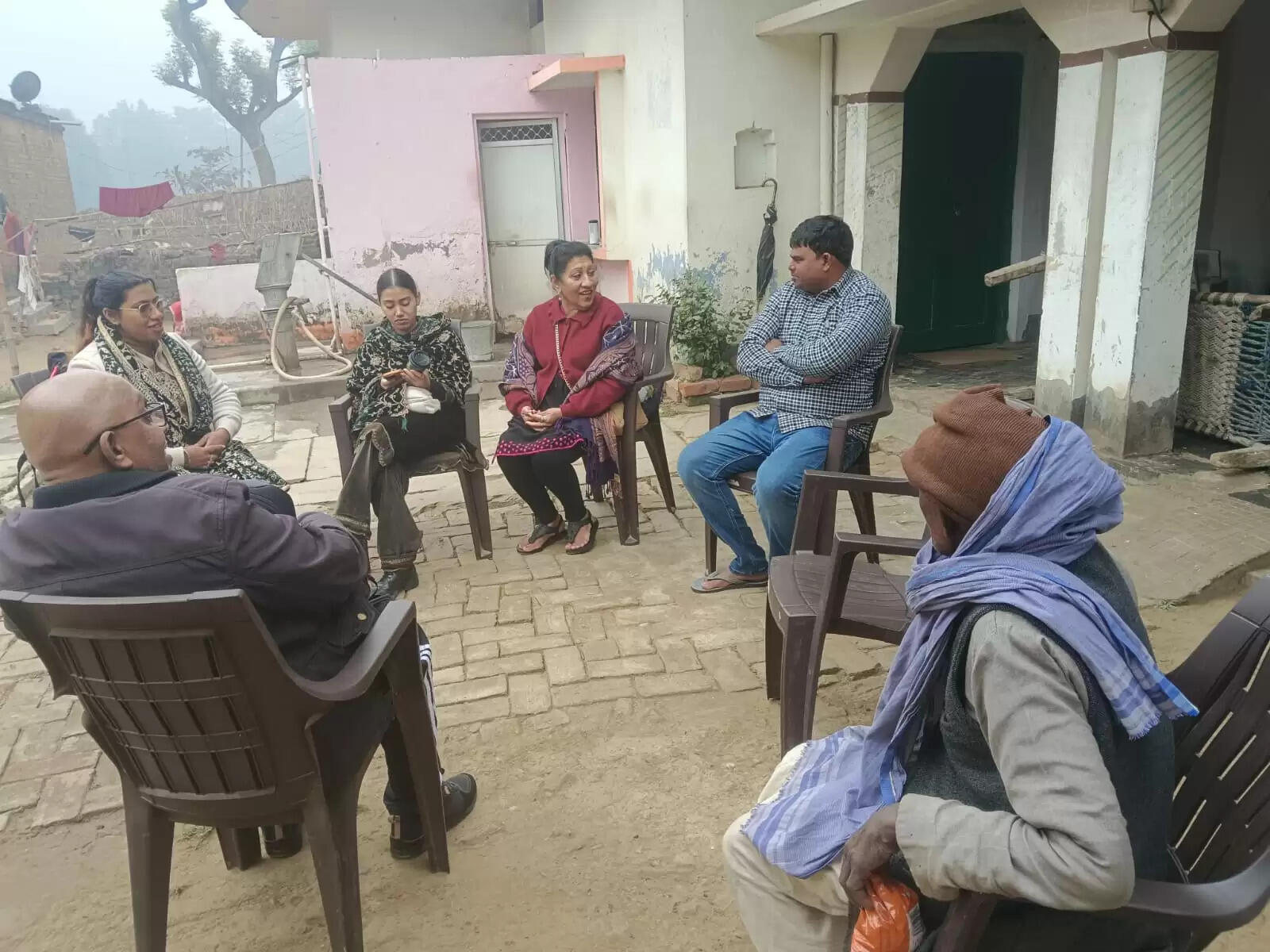 हालैंड से वाराणसी पहुंचे प्रवासी परिवार को अपने पूर्वजों के गांव की तलाश