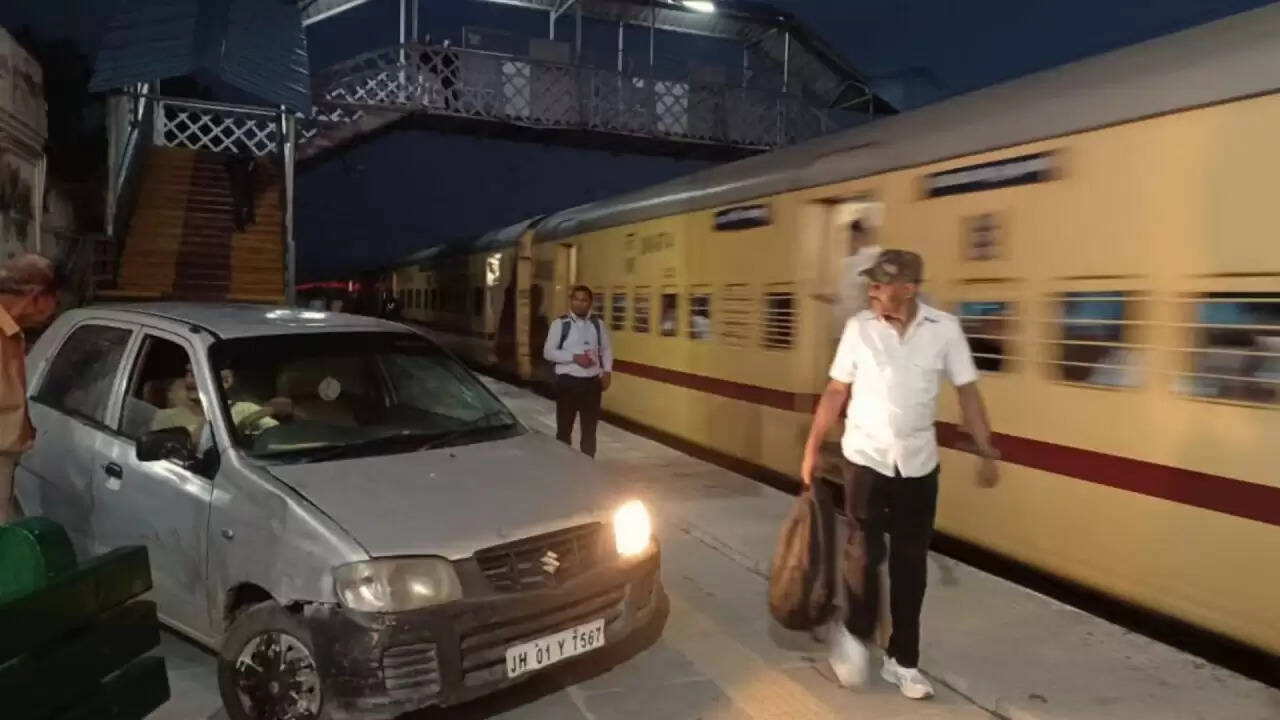 मेरठ कैंट रेलवे स्टेशन पर नशे में धुत युवक ने चढ़ाई कार, यात्रियों में मची अफरा-तफरी