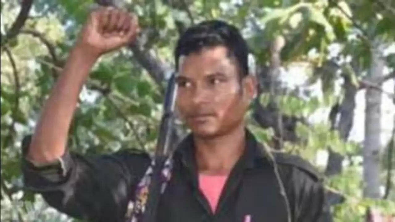 माओवादी कमांडर बरसे देवा का आत्मसमर्पण: सुरक्षा बलों को मिली बड़ी सफलता