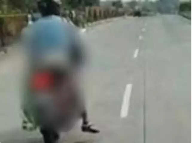नागपुर में ट्रक से पत्नी की मौत के बाद पति ने शव बाइक पर बांधकर किया सफर