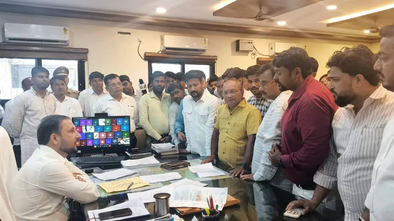 रेस्टोरेंट में स्टील का टुकड़ा मिलने पर पत्रकार पर हमले का मामला