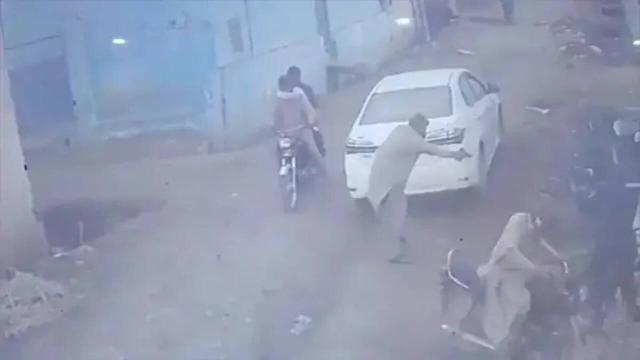 कराची में लश्कर-ए-तैयबा को बड़ा झटका: हाफिज सईद का करीबी मारा गया