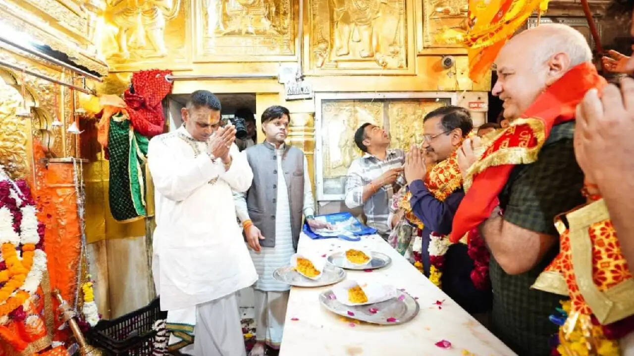 दिल्ली के हनुमान मंदिर में पूजा: केजरीवाल और सिसोदिया ने जताई आस्था