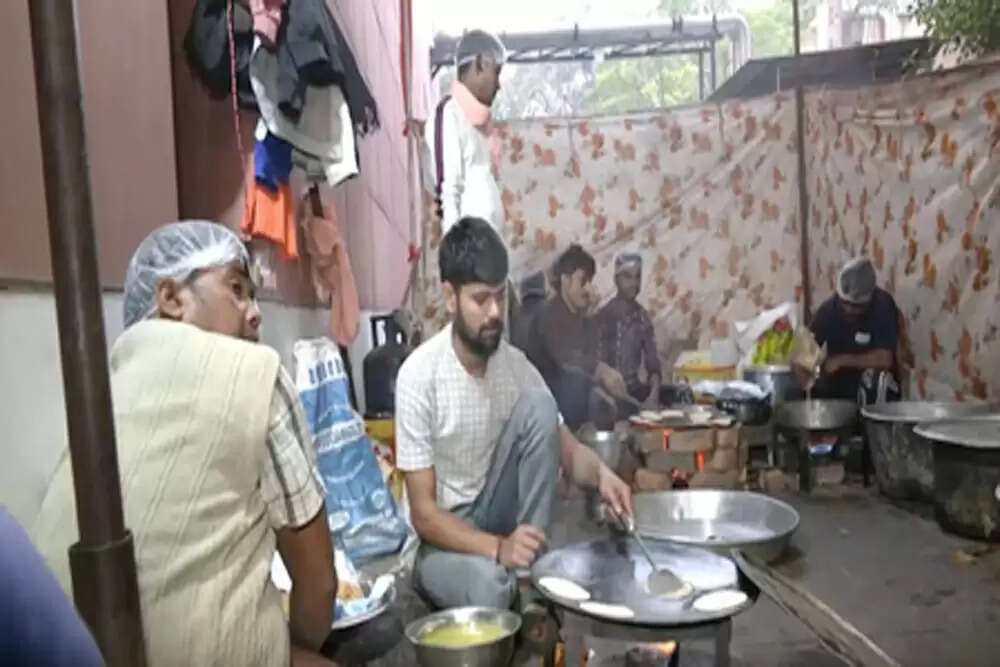 दिल्ली में भाजपा कार्यालय में बिहार चुनाव की तैयारी, सत्तू पराठा का विशेष महत्व