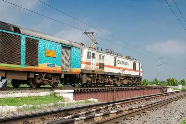 उत्तर प्रदेश में ट्रेन पलटाने की साजिश नाकाम, लोहे का टुकड़ा मिला