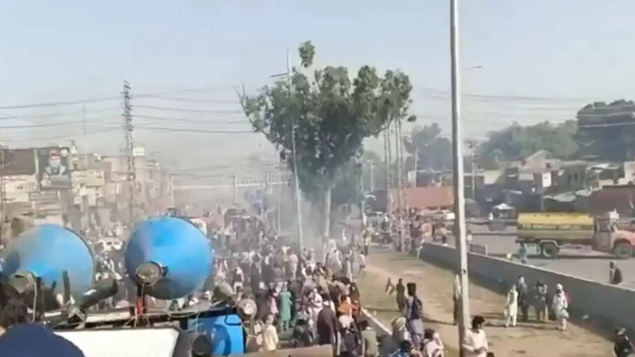 लाहौर में इजरायल विरोधी मार्च के दौरान हिंसा, कई हताहत