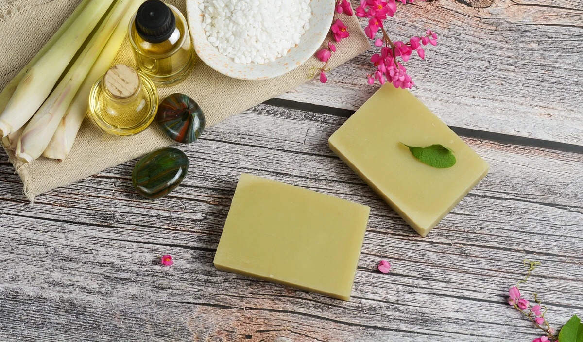घर पर बनाएं प्राकृतिक हर्बल साबुन: सरल विधि और लाभ