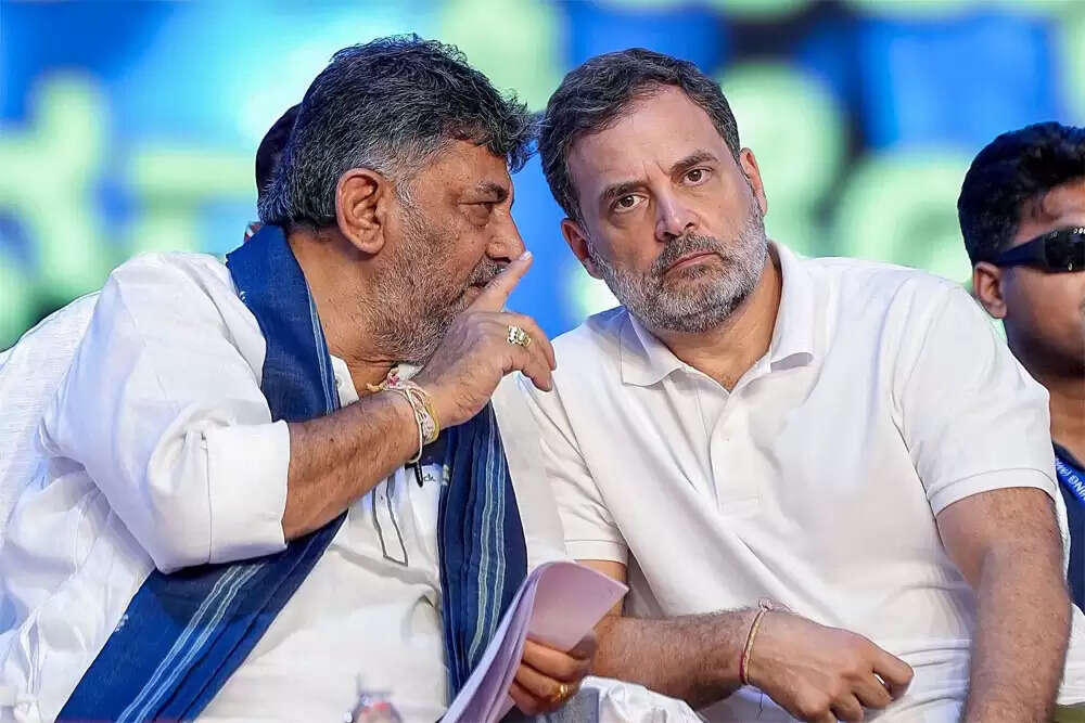 कर्नाटक में कांग्रेस पार्टी के नेतृत्व का संकट जारी