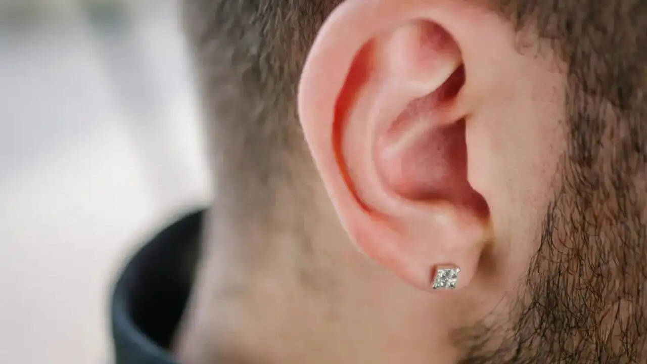 कर्ण छेदन संस्कार: पुरुषों के लिए दाहिना कान छिदवाना क्यों है शुभ?