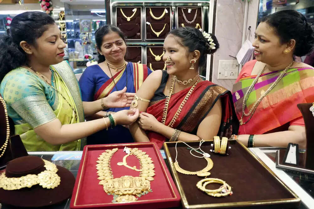 सोने और चांदी की कीमतों में रिकॉर्ड वृद्धि, निवेशकों की मांग बढ़ी