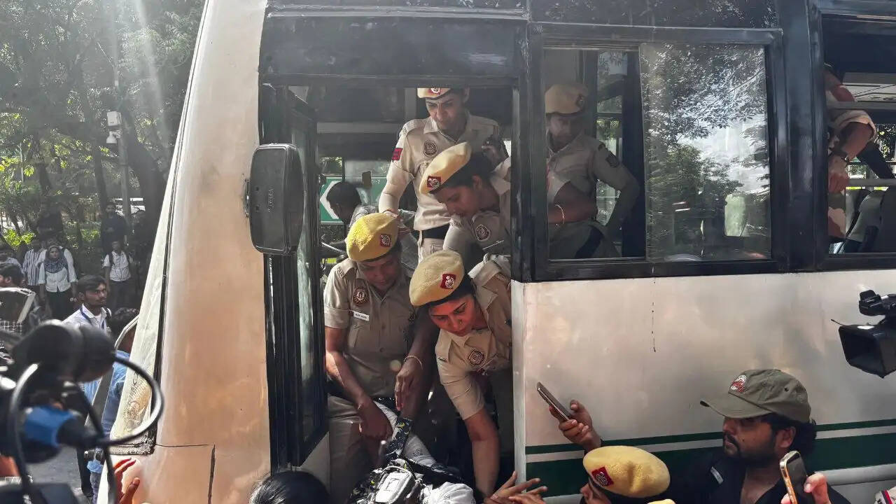 दिल्ली में प्रदर्शनकारियों का जंतर-मंतर पर विरोध, पुलिस ने रोका