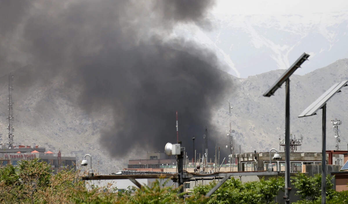 काबुल में हवाई हमलों से मची अफरा-तफरी, तालिबान ने बातचीत की पेशकश की