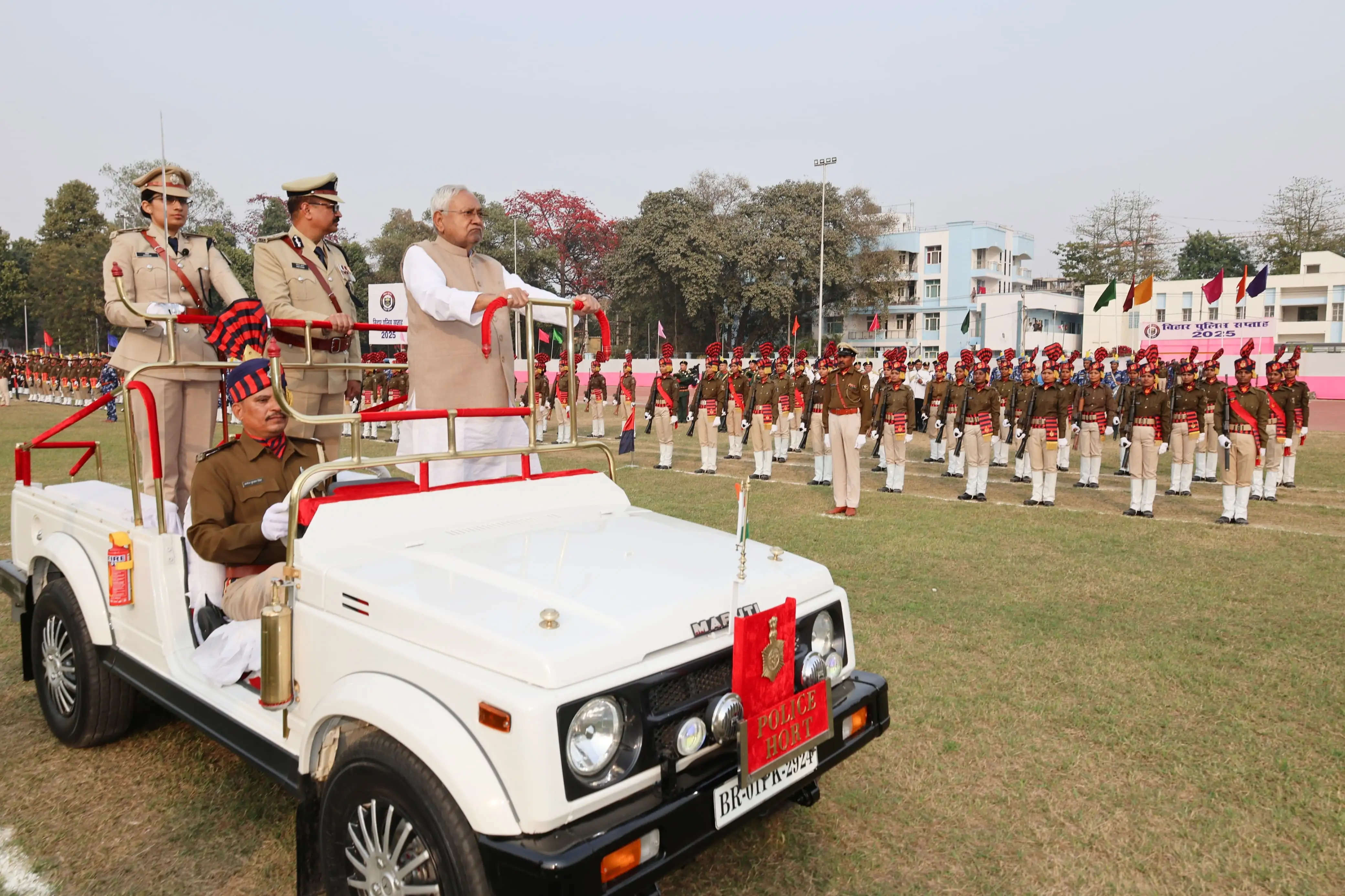 बिहार पुलिस सप्ताह का समापन समारोह में परेड का निरीक्षण करते मुख्यमंत्री नीतीश कुमार