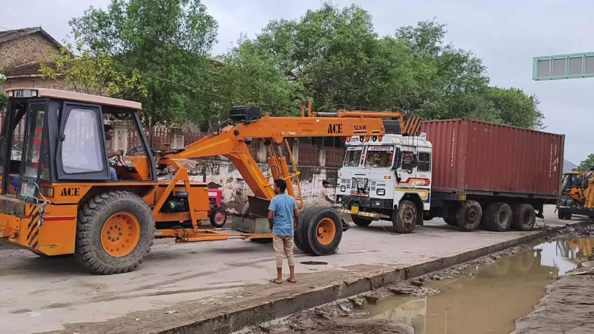 गुजरात में बारिश से बाढ़ की स्थिति: 18 लोगों की जान गई, राहत कार्य जारी