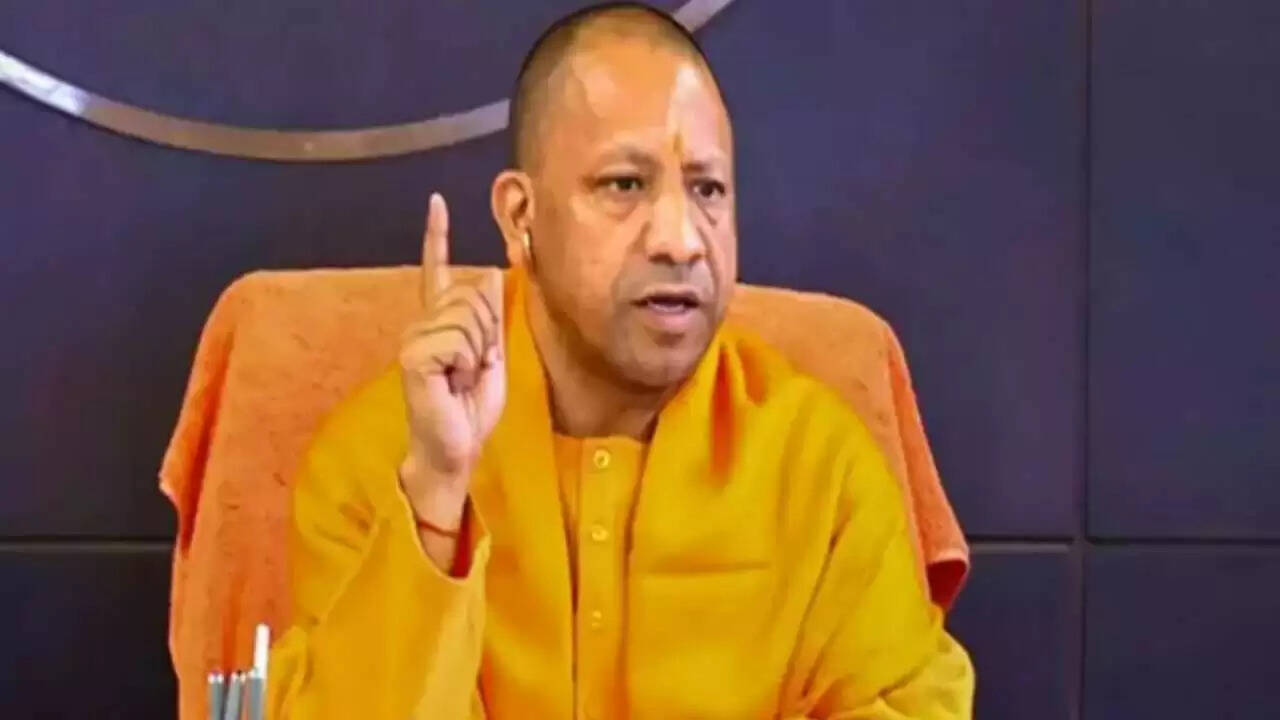 योगी सरकार का बड़ा प्रशासनिक फेरबदल: 8 IAS और 15 PCS अधिकारियों का ट्रांसफर