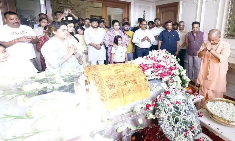 योगी आदित्यनाथ ने अपर्णा यादव के पति प्रतीक यादव को दी श्रद्धांजलि