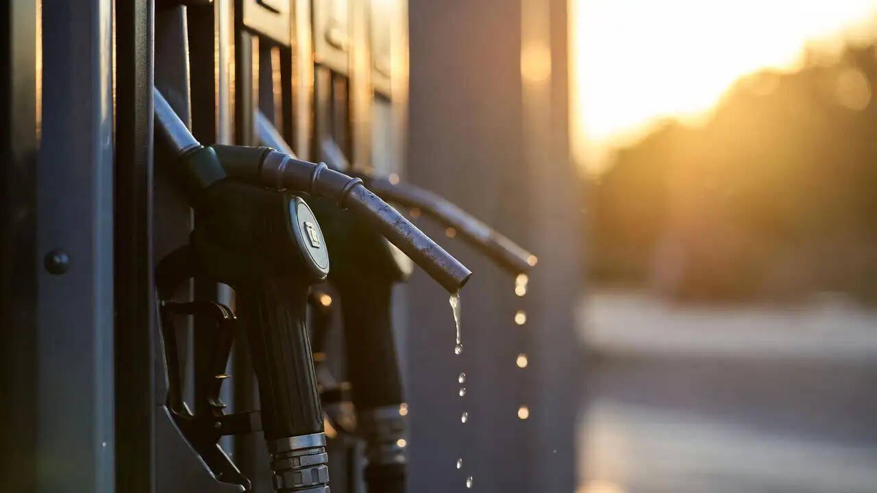 आज के पेट्रोल और डीजल के रेट: जानें अपने शहर में कीमतें