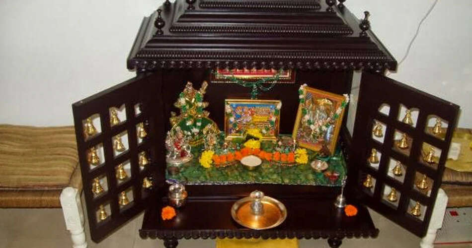 घर के मंदिर की सफाई में ये 4 गलतियाँ न करें, वरना होगी परेशानी