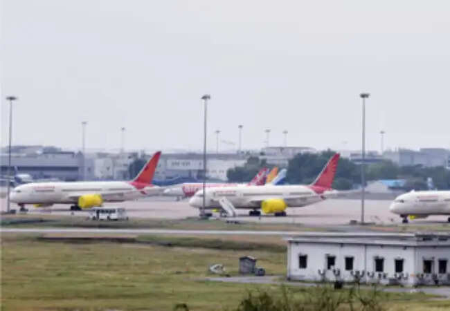 पश्चिम एशिया संकट: DGCA ने एयरलाइंस को खाड़ी हवाई क्षेत्र से बचने का निर्देश दिया