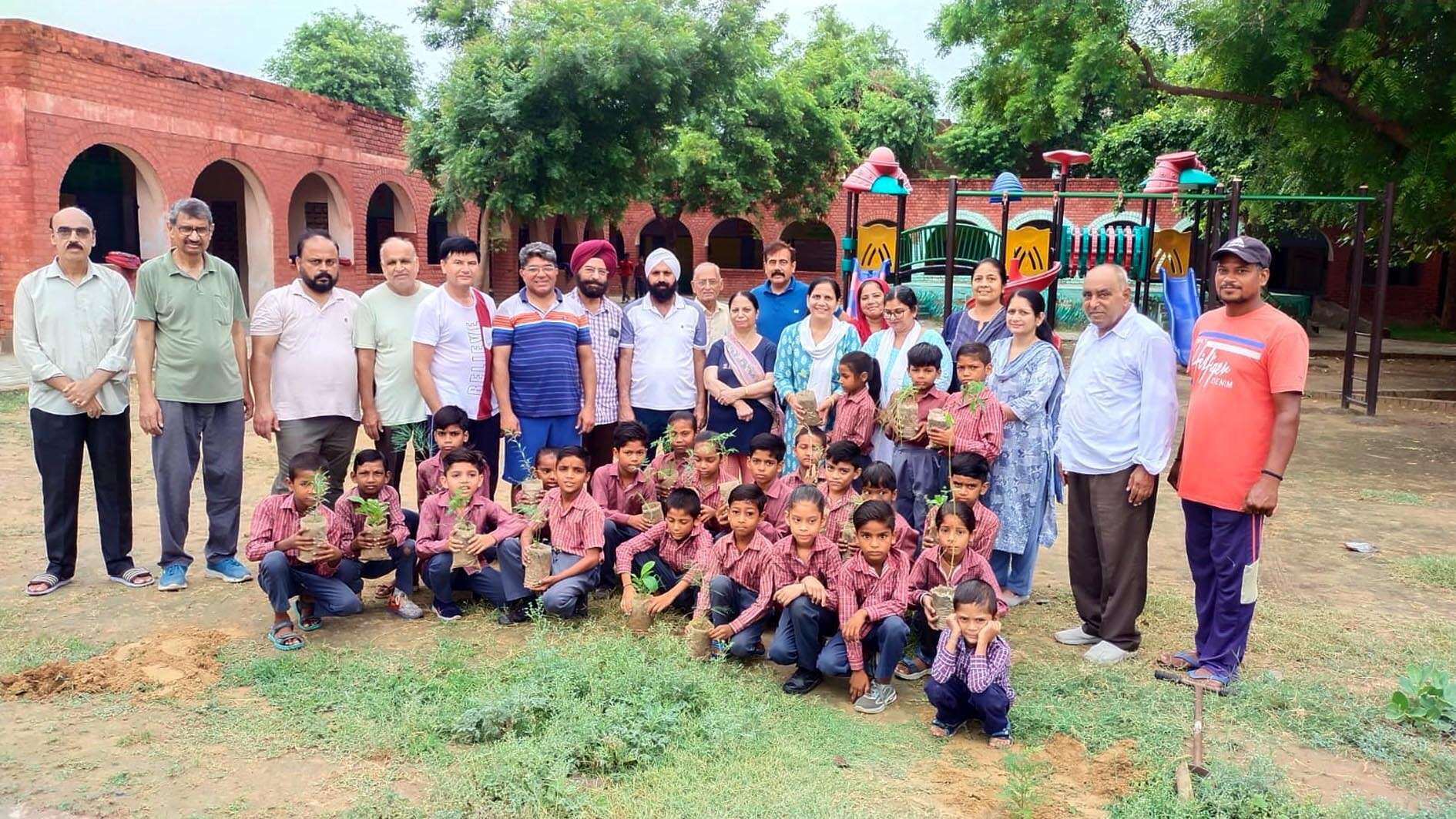नागरिक अधिकार मंच ने कन्या प्राथमिक विद्यालय में लगाए छायादार पौधे