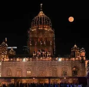 गुरु नानक देव जी की जयंती पर बंगला साहिब गुरुद्वारे में भव्य समारोह