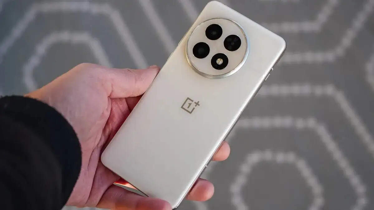 OnePlus 13 पर बंपर छूट: जानें नई कीमत और ऑफर्स