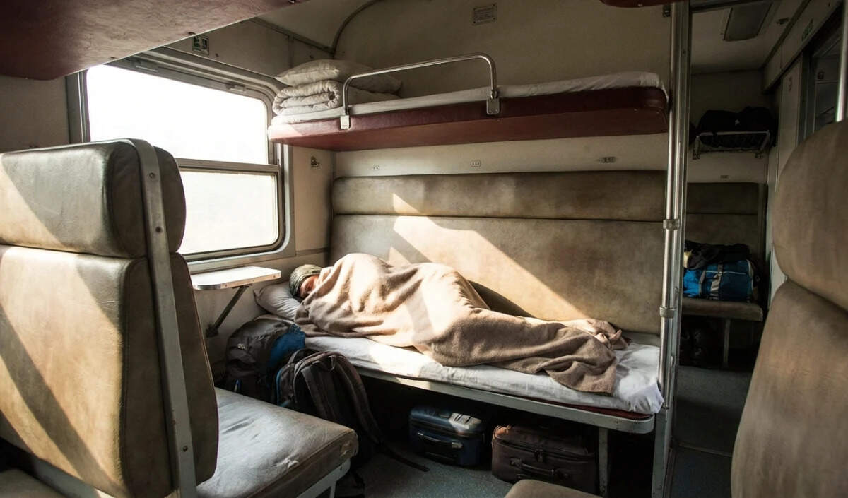 लंबी ट्रेन यात्रा में बर्थ का चयन: ऊपरी या निचली?