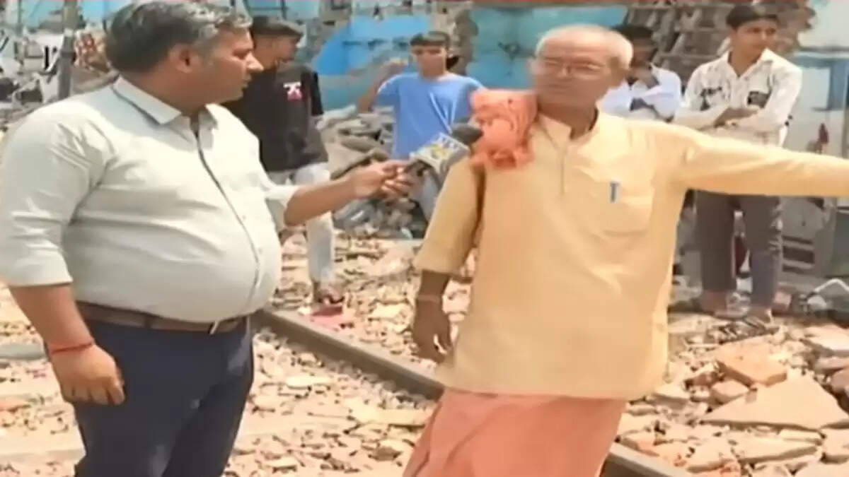 दिल्ली में बुलडोजर कार्रवाई के बाद राजनीतिक हलचल तेज