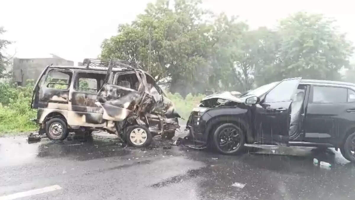 गुजरात में महिसागर सड़क हादसा: ईको कार में लगी आग, एक युवक की मौत