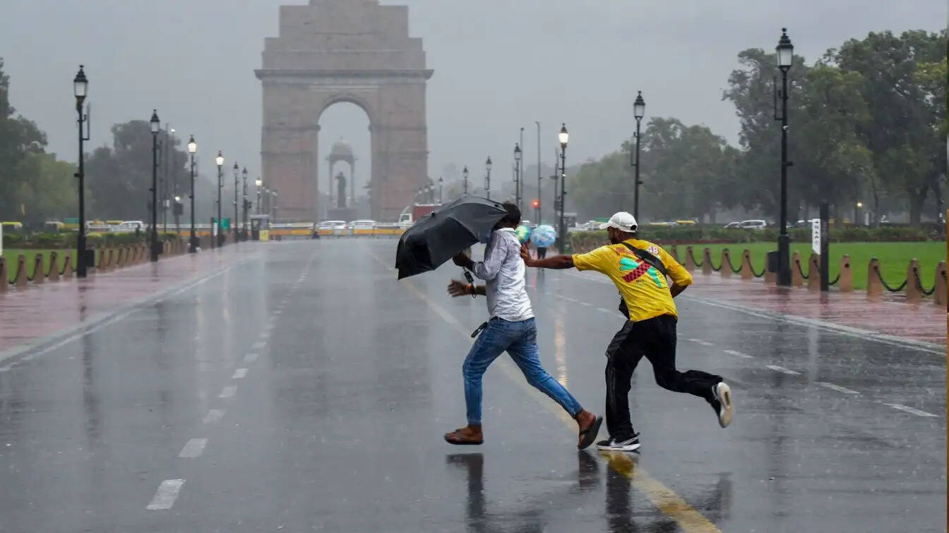 भारत में मौसम का हाल: बारिश और ओलों की संभावना