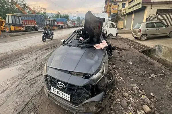 हिमाचल प्रदेश में सड़क हादसे में तीन युवकों की जान गई, दो गंभीर घायल