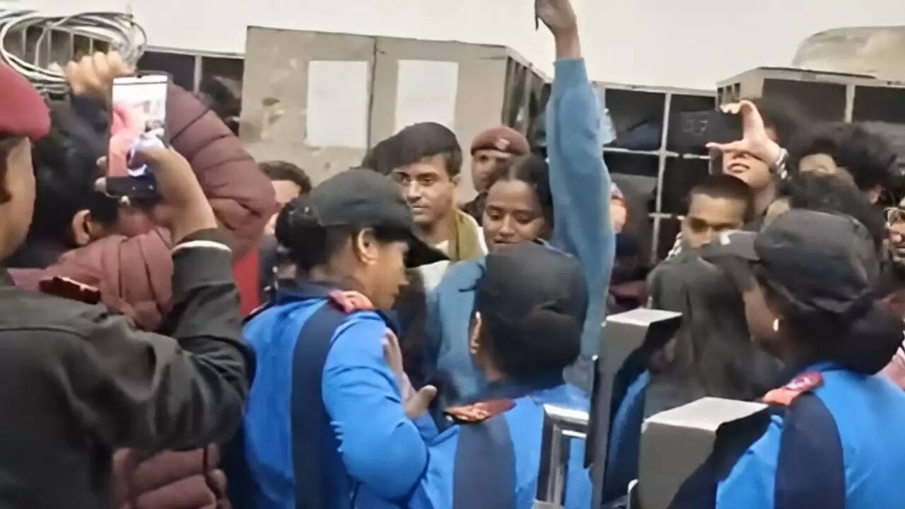 जेएनयू लाइब्रेरी में हिंसा: छात्रों के बीच तनाव और आरोप-प्रत्यारोप