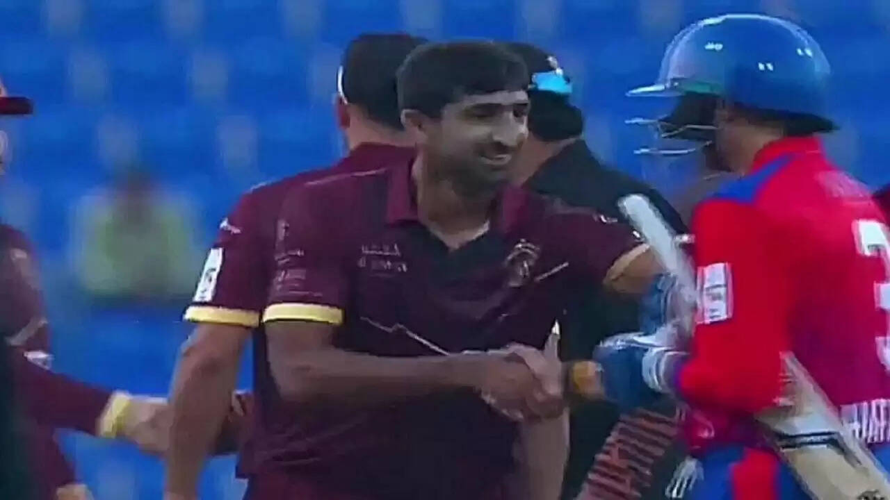 हरभजन सिंह की पाकिस्तान के खिलाड़ी के साथ हाथ मिलाने की तस्वीर ने बढ़ाई बहस