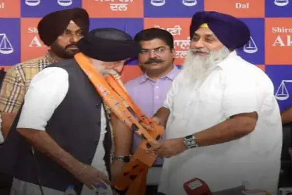 पूर्व आईएएस अधिकारी के.जे.एस. चीमा का अकाली दल में स्वागत