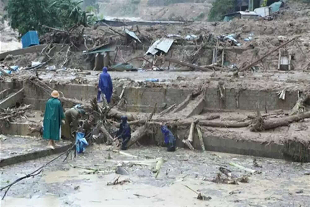 वियतनाम में बाढ़ से भारी तबाही, 8 लोगों की मौत