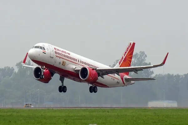 DGCA का एअर इंडिया पर बड़ा कदम, तीन अधिकारियों को हटाया गया