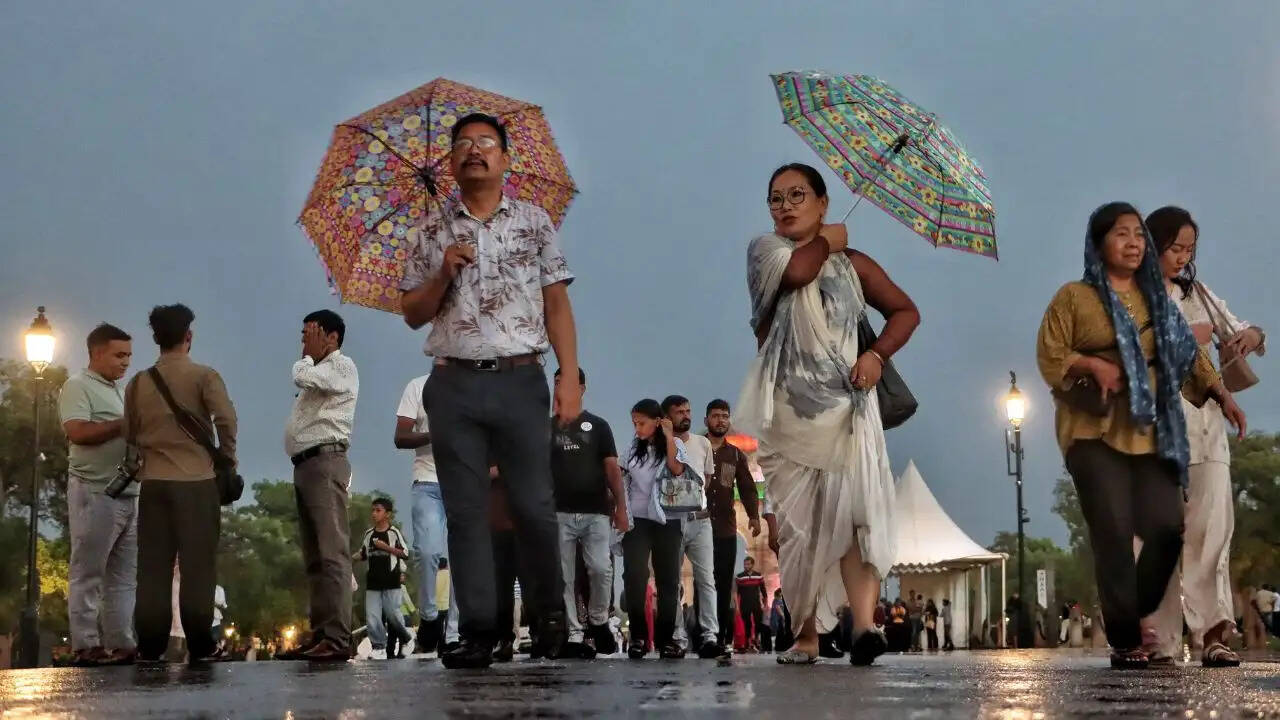 दिल्ली में मौसम में बदलाव: बारिश और तापमान में गिरावट