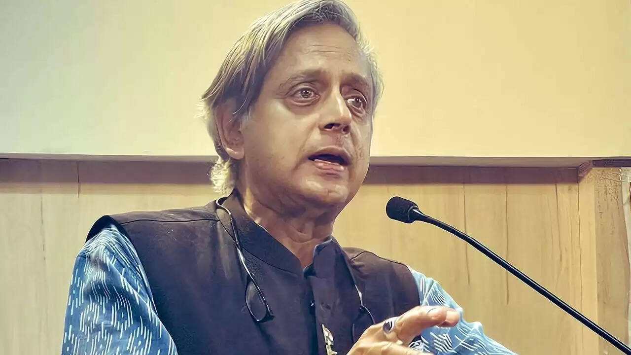 शशि थरूर के वंशवाद पर बयान से सियासी हलचल