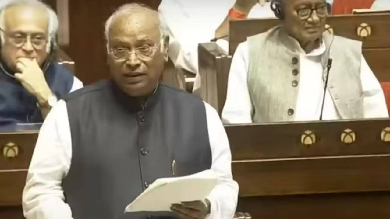 कांग्रेस अध्यक्ष खड़गे ने मोदी पर साधा निशाना, ट्रंप के दावों पर उठाए सवाल
