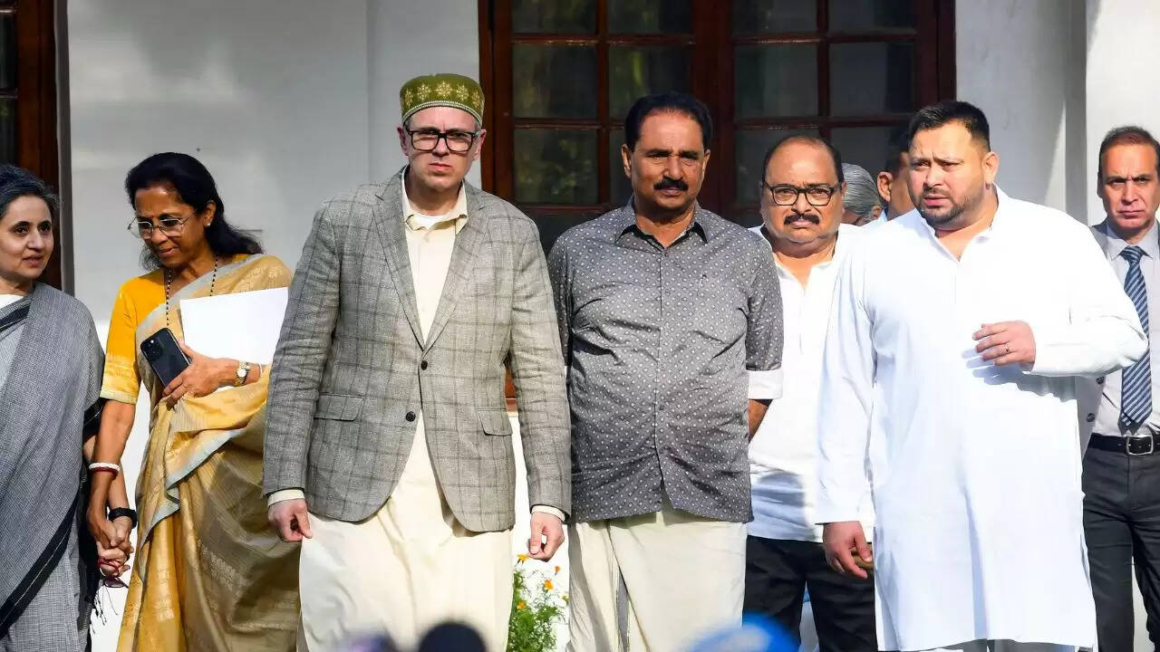 उमर अब्दुल्ला ने तिरंगे का रिबन काटने से किया इनकार, सम्मान की मिसाल पेश की