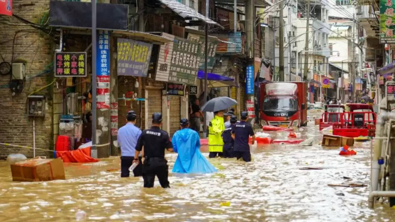 चीन में बाढ़ से मची तबाही: 34 लोगों की मौत, हजारों सुरक्षित स्थानों पर स्थानांतरित