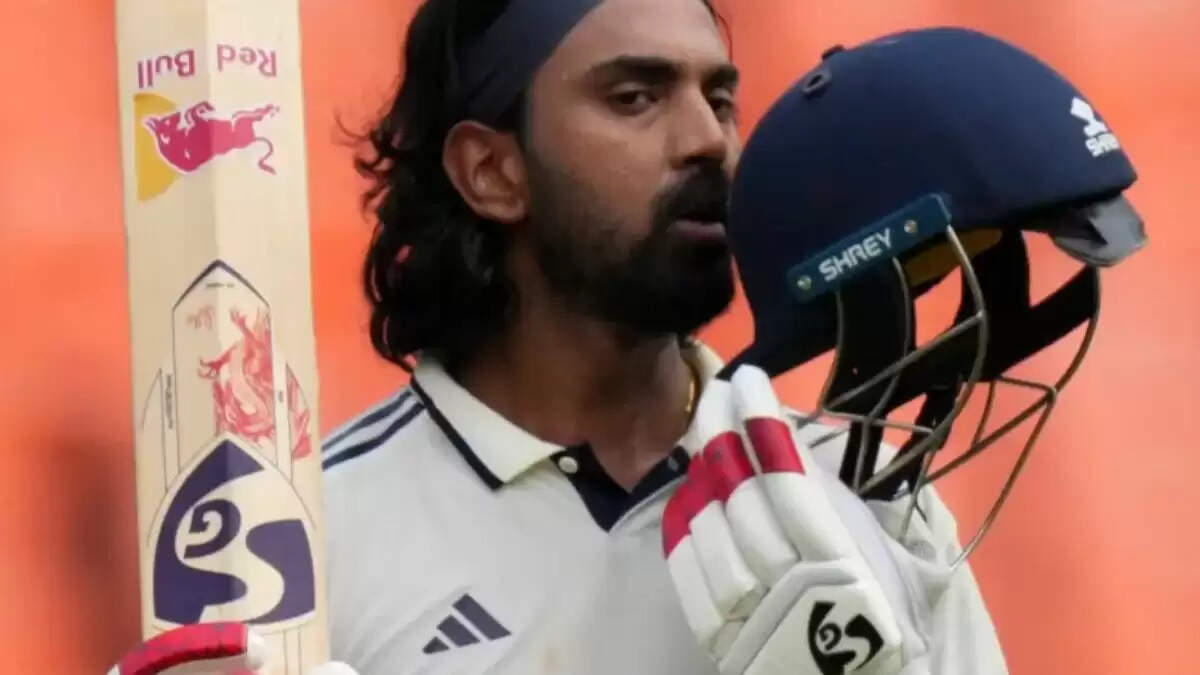 केएल राहुल का अनोखा शतक सेलिब्रेशन, हेलमेट चूमकर मनाया जश्न
