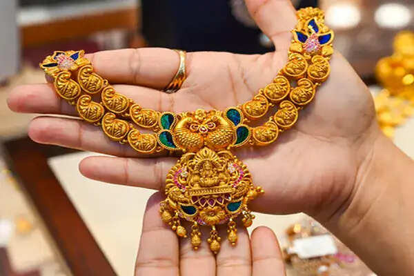 सोने और चांदी की कीमतों में गिरावट, 1.47 प्रतिशत तक कम हुए दाम