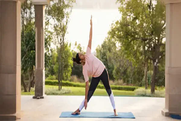 त्रिकोणासन: तनाव कम करने और पाचन सुधारने का सरल उपाय