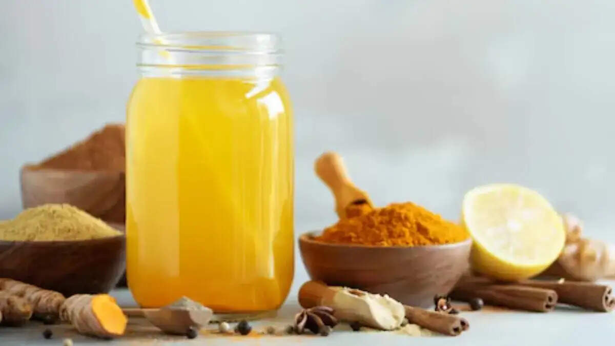 हल्दी के पानी के अद्भुत स्वास्थ्य लाभ और इसे बनाने की विधि