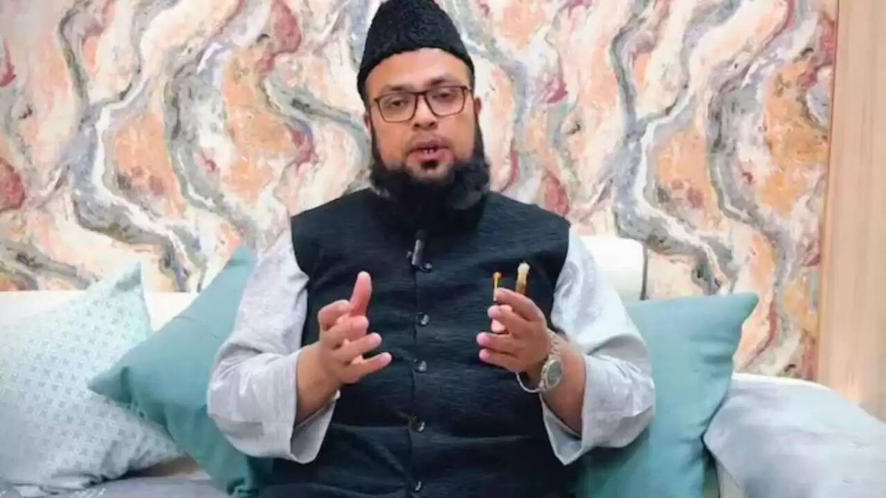 मौलाना मोहिबुल्लाह नदवी का मस्जिद में सियासी बैठक पर विवाद: देवबंदी उलेमा की कड़ी प्रतिक्रिया